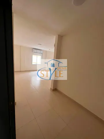 للإيجار شقة مميزة في منطقة المجاز 2 تعتبر فرصة مناسبة لكل من يبحث عن السكن المريح في موقع حيوي قريب من جميع الخدمات الأساسية والترفيهية في الشارقة.