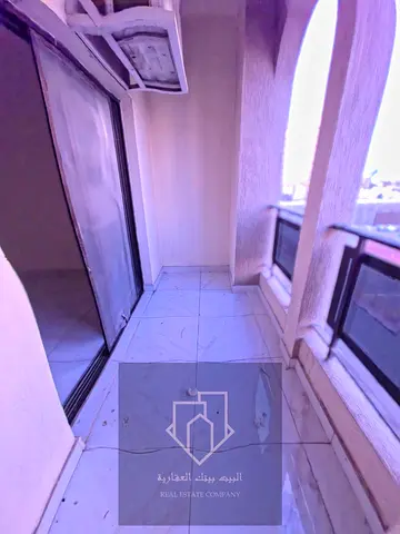 شقة غرفتين وصالة للإيجار بالنخيل 2 قرب الكورنيش