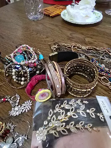 Bundle of womens bracelets, bangles and accessories — pre-owned