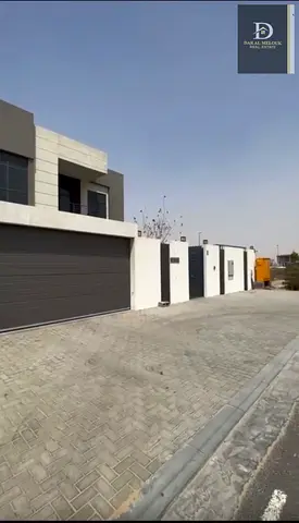 للبيع فى الشارقه   منطقه الحوشى  فيلا جاهزه   ثانى قطعه من جسر الحوشى   مكونه من طابقين
