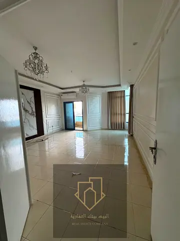 فرصة سكن مميزة داخل واحد من أبرز الأبراج السكنية في عجمان، شقة فسيحة بتصميم عملي وإطلالة جميلة على الخور من طابق عالي، توفر مستوى جيد من الخصوصية واله