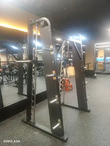 جهاز سميث احترافي (Smith Machine) بحالة الزيرو - تصميم مائل لأقصى درجات الأمان والراحة