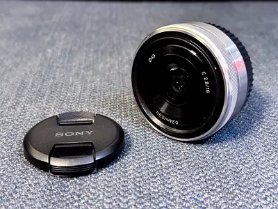 Sony 16mm f/2.8 E-Mount | Compact Wide Lens | Clean