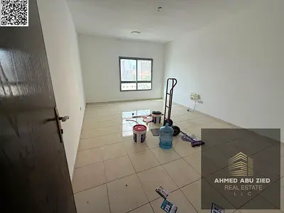 شقة غرفتين وصالة للإيجار السنوي في عجمان النعيمية 1 بموقع مميز قريبة من الخدمات مع 2 حمام وبلكونة وتشطيب جيد ومساحات مناسبة