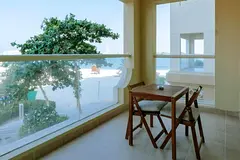 Elegant 1BR Retreat with Ocean Views, Palm