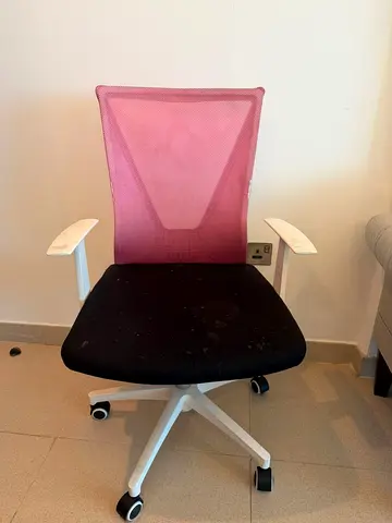Pink mesh swivel office chair - used