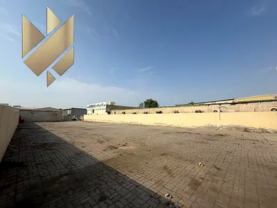 مساحه واسعه +موقع مميز + سهوله خروج ودخول السيارات للتعبئه والتفريغ + ارضيه انتر لوك