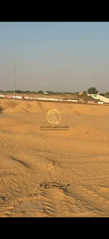 للبيع ارض سكنية في المزيرعة , بموقع قريب من مسجد وحديقة , تملك حر للاخوة العرب . تصريح بناء , ارضي + طابقين