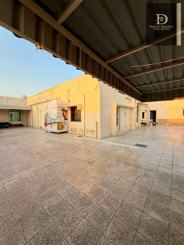 للبيع – أرض سكنية مميزة في الشارقة 🔥  📍 الموقع: الشارقة – منطقة حوشي (موقع مميز وهادئ)