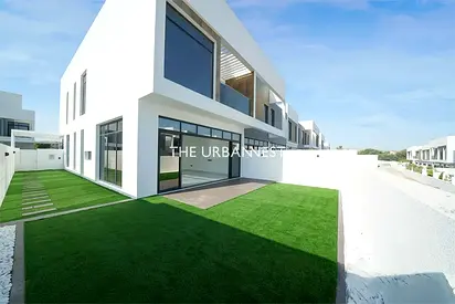 Contemporary 4 Bedroom Upgraded | Corner Plot