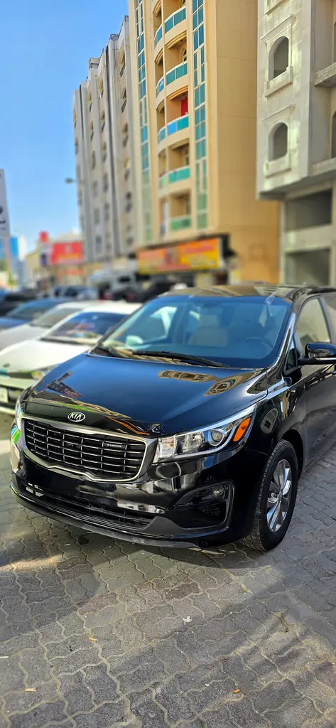 Kia Sedona 2021 — photo 1 of 20