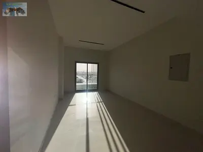 Parking, 1 month free, first tenant, 3 bedrooms and living room, balcony, central AC, built-in wardrobes. New apartment offering comfort and space in