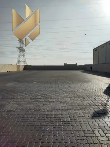 ساحة مفتوحة للإيجار - موقع مميز على الطريق الرئيسي. المساحة الإجمالية: 40,000 قدم مربع مع مكاتب وحمام. ساحة مفتوحة مرصوفة بأحجار متداخلة.