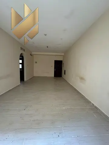 متاح الان وبسعر مناسب شقة غرفة وصالة مساحات مناسبة خزائن في الحائط مع باركينج
