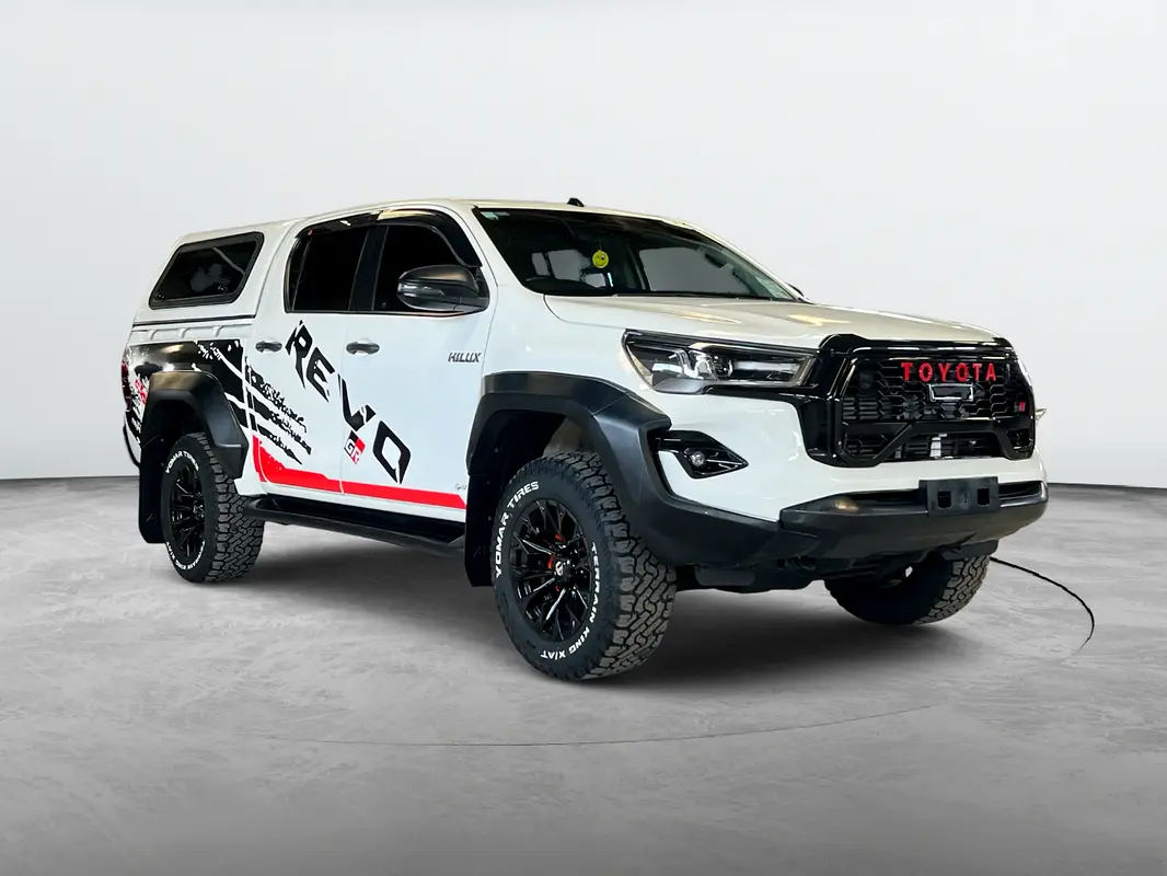 Toyota Hilux 2021 — photo 1 of 17