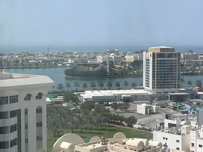 غرفة وصاله مع خزائن في الحائط و 2 حمام | موقع حيويعلى كورنيش بحيرة خالد قرب مسجد النور | قريب جدا من مخرج دبي