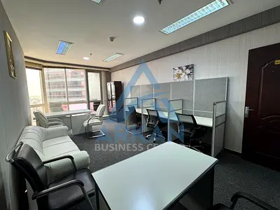 مكتب بأثاث راقً مع شرفة بإطلالة مباشرة على خور دبي | من المالك مباشرة | 265 قدم مربع