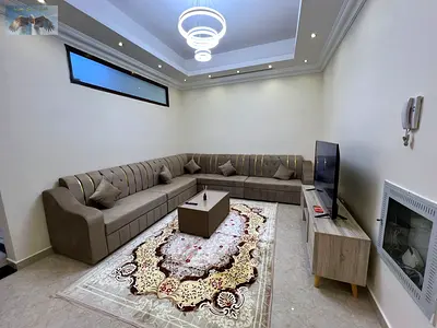 شقة مفروشة-غرفتين وصاله -فرش جديد بالكامل تصميم عملي ومساحة مريحة جاهزة للسكن الفوري-شامل جميع الفواتير والإنترنت
