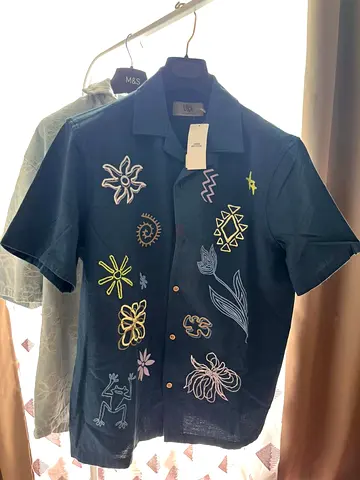 Urban Outfitters Camisa UO Black Ray de Algodón Irregular Bordada