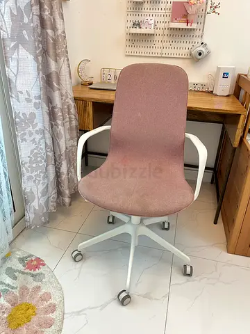 pink swivel office chair with armrests and wheels