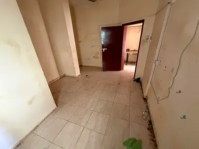 ستديو طابق ارضي  مطبخ منفصل مع موزع  استديو ممتاز مساحه كبيره  للإيجار السنوي  20 الف علي 6 دفعات