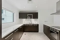 Vacant Apt | Spacious and Upgraded Layout