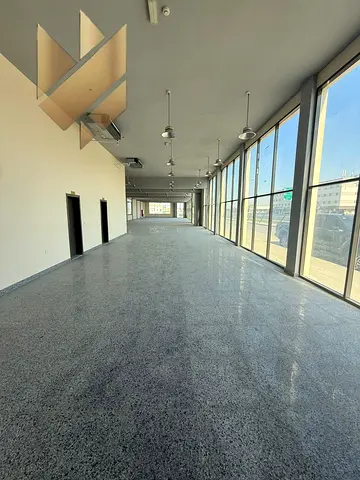 فرصة استثمارية مميزة في الصناعية 5 | مستودع 20,000 قدم مع حوطة خلفيه | كهرباء 110 كيلو واط | موقع استراتيجي على شارع رئيسي