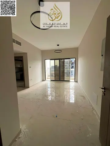 🏢 للإيجار السنوي – شقة غرفتين وصالة في عجمان  📍 الموقع: الجرف 3   ✔️ على مخرج شارع محمد بن زايد مباشرة   ✔️ سهولة تنقل ممتازة إلى دبي والشارقة   ✔️