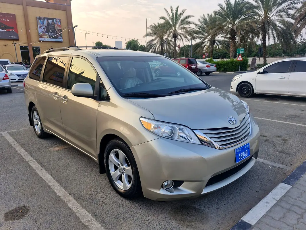 Toyota Sienna 2015 — photo 1 of 10