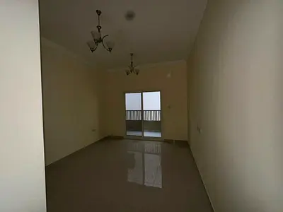 شقة واسعة لأول ساكن في الروضة 1 بعجمان، غرفتين وصالة و3 حمامات، خلف مركز شرطة الحميدية، بموقع استراتيجي يوفر الراحة والقرب من جميع الخدمات