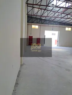 Suitable for storage and light commercial and industrial activities, this practical warehouse with a