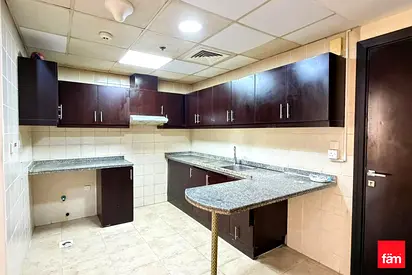 Spacious APT, Stunning View, Near Blue Line Metro!