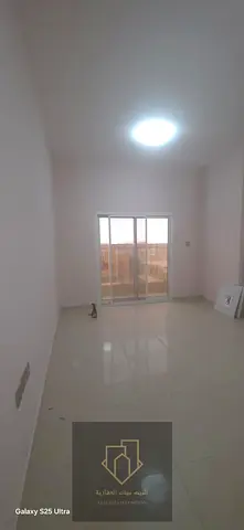 فرصة مميزة للسكن في شقة غرفة وصالة داخل منطقة الجرف 2، بموقع حيوي بجوار المدرسة الوطنية وقريب من جميع الخدمات، مع سهولة الوصول إلى الشارقة ودبي، مما ي