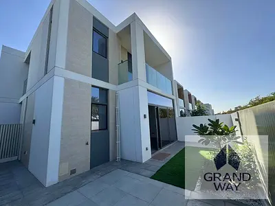 SINGLE ROW | NEAR AMMENITIES | LANDSCAPED| CORNER