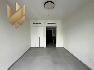 للايجار السنوي استديو بالشارقه بالجاده مساحات ممتازه اول ساكن مع باركن