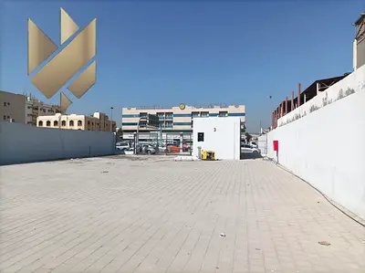 للإيجار – ساحة مفتوحة في المنطقة الصناعية 5، الشارقة. المساحة الإجمالية: 13,000 قدم مربع (مقسمة). ساحة صناعية مسوّرة مساحتها 8,000 قدم مربع، مناسبة لم