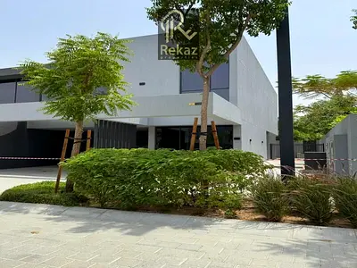 حصري | قطعة أرض كبيرة في مبنى من طابق أرضي + طابق أول + سطح | بجوار المرافق