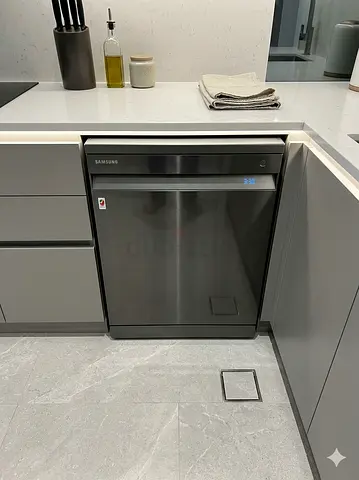 Samsung 14 place settings inside light Dishwasher in Excellent Condition