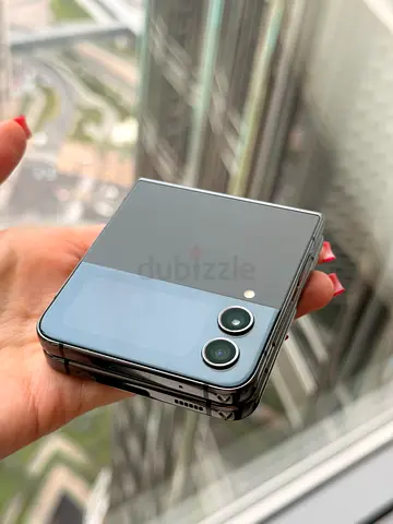 Samsung Galaxy Z Flip 4 5G – Excellent Condition – Black