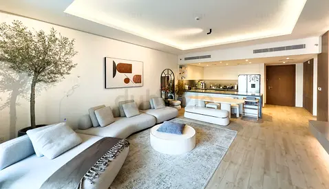 Luxurious upgraded 2 bedroom apartment in the heart of the city