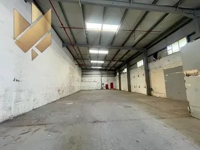 مستودع مميز للإيجار في الصناعية 13 –  على شارع رئيسي