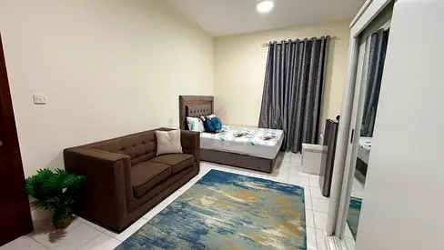 Luxury master bedroom in the England Cluster... near Dragon Mart | غرفة ماستر فاخرة بالحي الانجليزي