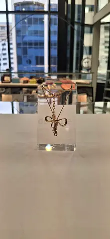 Gold bow pendant necklace