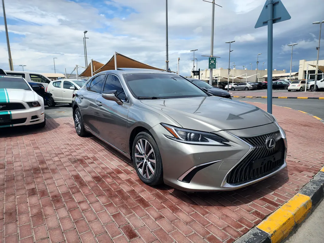 Lexus ES-Series 2019 — photo 1 of 17