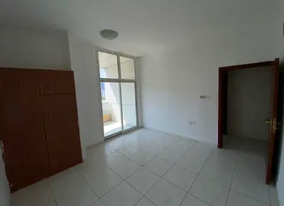 فرصة ذهبية للعيش براحة وأمان في عجمان: شقة غرفتين وصالة مع بلكونتين للإيجار السنوي بموقع استراتيجي قريب من جميع الخدمات الأساسية