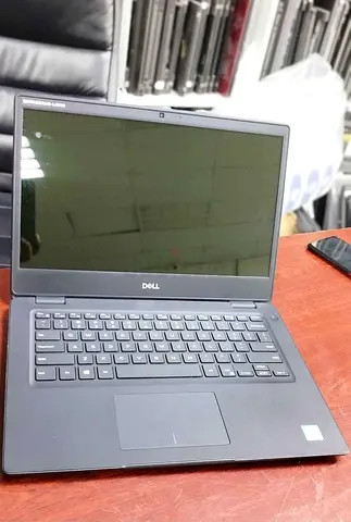 Laptop dell latitude 3400 i3 8th with 4 gb ram and 128 ssd with original charger