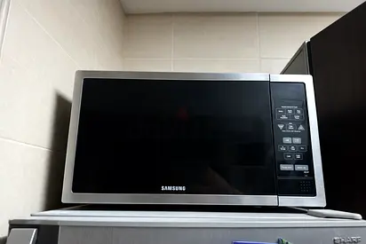 Samsung Microwave Oven – Good Condition | Digital Control | Spacious