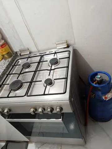 Gas stove with cylinder