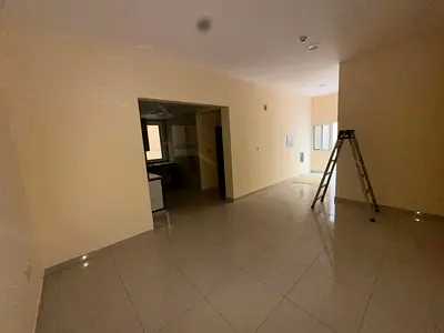 استوديو واسع بمساحة كبيرة مع مطبخ منفصل كبير وجميل جدًا، بتقسيم عملي يوفر أعلى درجات الراحة في موقع مميز