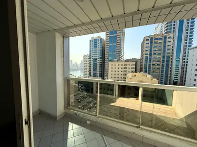 تكييف عالمالك بلكونة اطلالى مفتوحة مع خزائن بالحائط ومساحات واسعة جدا بتشطيبات ممتازه وتسهيلات مرنة في موقع حيوي قريب لكافة الخدمات وقريب لمخرج دبي